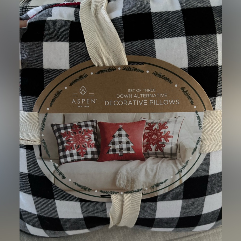 ⛄️❄️🎄 NWT Down Alternative Christmas pillows (set of 3)